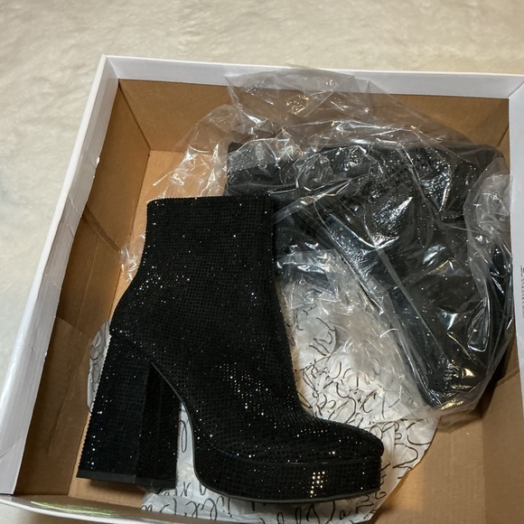 Elegant Black Ankle Boots - Picture 2 of 4
